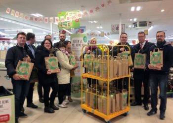 Cottbuser Wirtschaftsjunioren spenden 33 Tüten an die Cottbuser Tafel