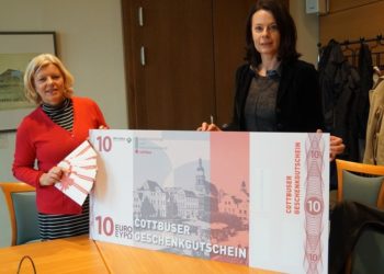 Gabi Grube und Daniela Kerzel vom Stadtmarketing- und Tourismusverband präsentieren den "Cottbuser Geschenkgutschein"