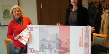 Gabi Grube und Daniela Kerzel vom Stadtmarketing- und Tourismusverband präsentieren den "Cottbuser Geschenkgutschein"