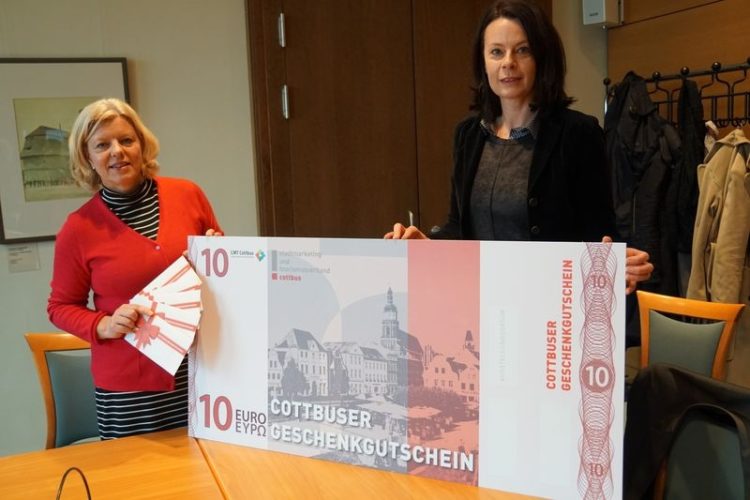 Gabi Grube und Daniela Kerzel vom Stadtmarketing- und Tourismusverband präsentieren den "Cottbuser Geschenkgutschein"
