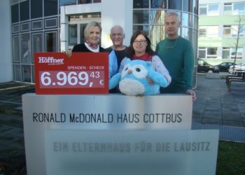 Christine Möbius, Peter Neumeister, Sibylle Stahn, Michael Laurischk bei der Spendenübergabe