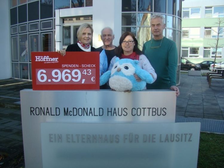Christine Möbius, Peter Neumeister, Sibylle Stahn, Michael Laurischk bei der Spendenübergabe