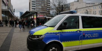Polizeiwagen in der Stadtpromenade