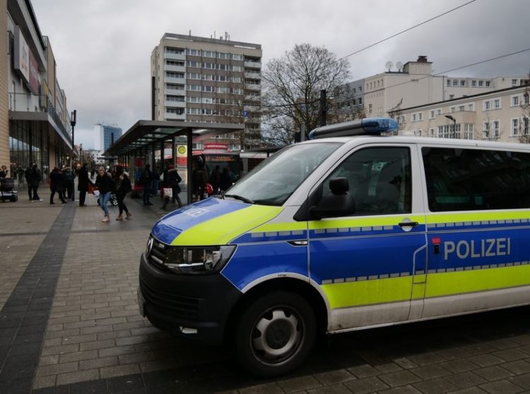 Polizeiwagen in der Stadtpromenade