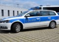 Streifenwagen der Polizei auf einem Hof (Symbolbild)