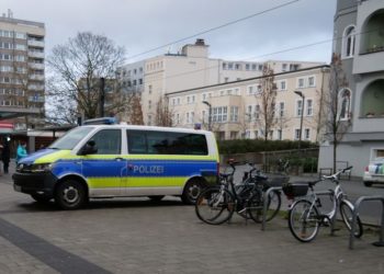 Polizeiwagen an der Haltestelle Stadtpromenade