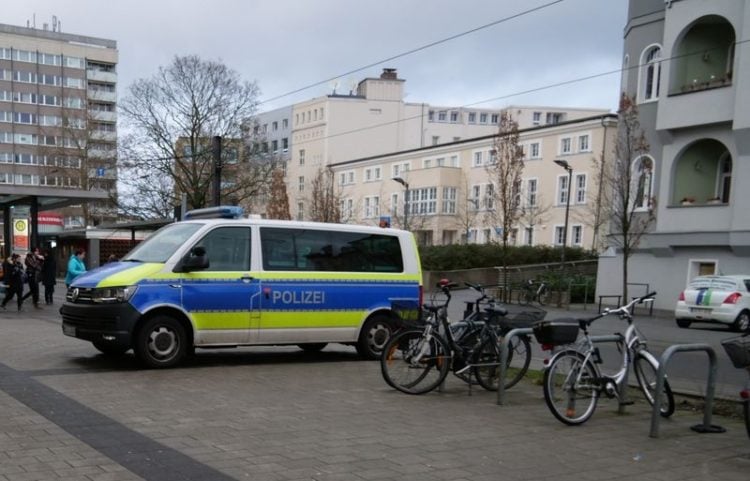 Polizeiwagen an der Haltestelle Stadtpromenade