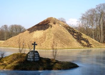 Seepyramide in Branitz nach Brand