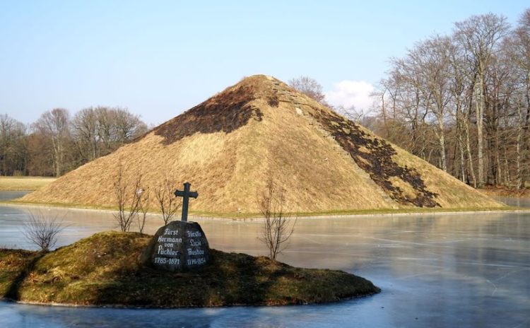 Seepyramide in Branitz nach Brand