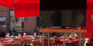 Aufbau für Public Viewing im Brau & Bistro Cottbus