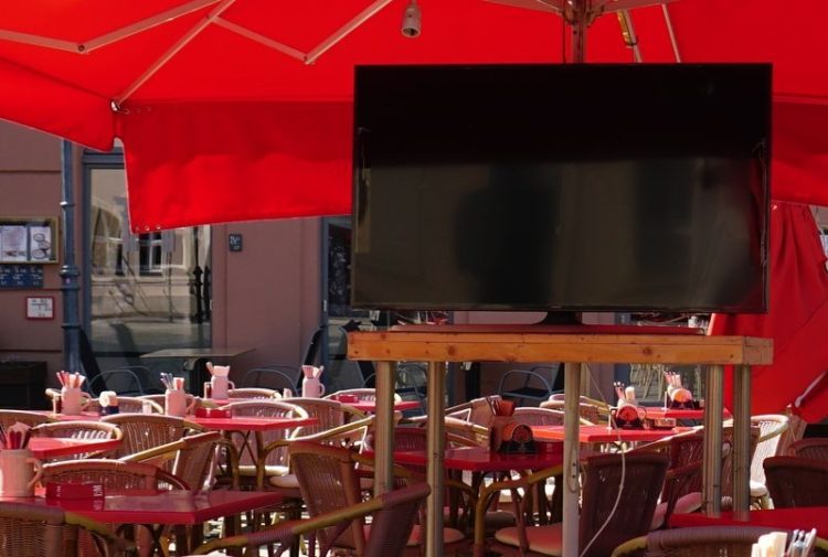 Aufbau für Public Viewing im Brau & Bistro Cottbus
