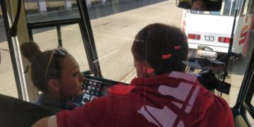 Straßenbahnfahrerin Virginie und Benny in der Fahrerkabine
