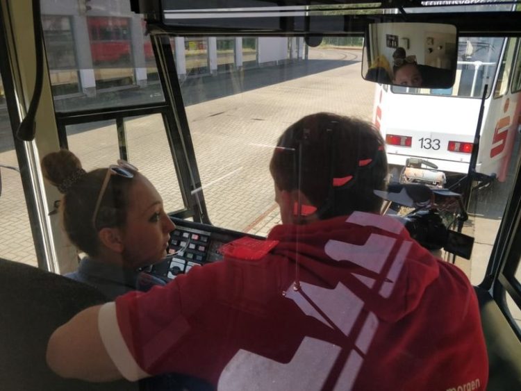 Straßenbahnfahrerin Virginie und Benny in der Fahrerkabine