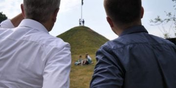 Pücklers Fahne auf Landpyramide im Branitzer Park gehisst