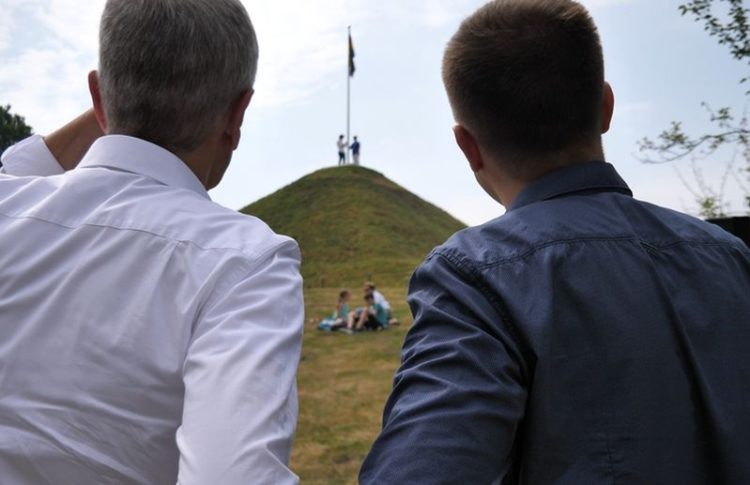 Pücklers Fahne auf Landpyramide im Branitzer Park gehisst