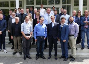BTU-Doktoranden, betreuende Professoren und Experten von Rolls-Royce Deutschland sowie Mitglieder der Wirtschaftsförderung Brandenburg (WFBB) beim Auftakttreffem am Schwielochsee.