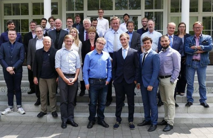 BTU-Doktoranden, betreuende Professoren und Experten von Rolls-Royce Deutschland sowie Mitglieder der Wirtschaftsförderung Brandenburg (WFBB) beim Auftakttreffem am Schwielochsee.