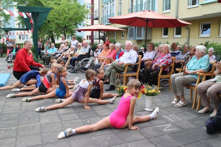 Sportliche Senioren und kleine Turnerinnen in Eisenhüttenstadt