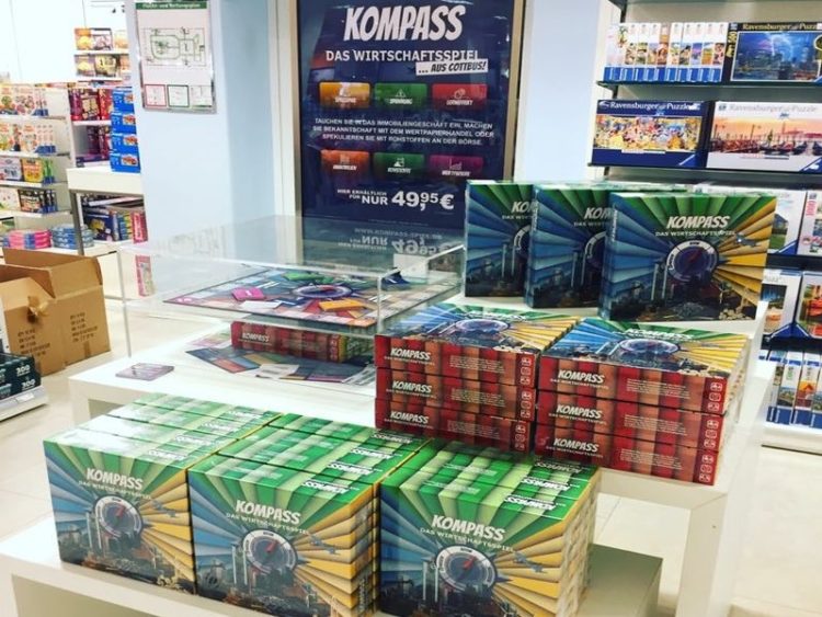 KOMPASS-Das Wirtschaftsspiel ist jetzt auch bei Galeria Kaufhof in Cottbus erhältlich