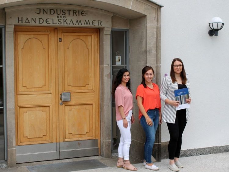 v.l.n.r. Mariam Zargaryan, Denise Koal (beide Auszubildende) und Emily Säglitz (2018 erfolgreich abgeschlossen)