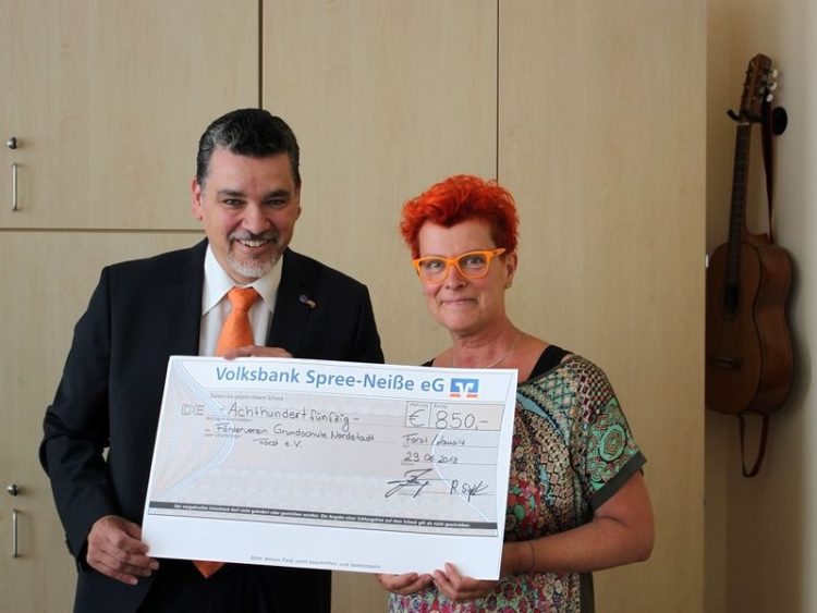 Volksbank Spree-Neiße spendet an Forster Grundschule