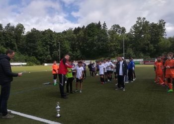 Siegerehrung nach dem Spiel gegen die Teams mit Nachwuchssportlern des BVB Borussia Dortmund