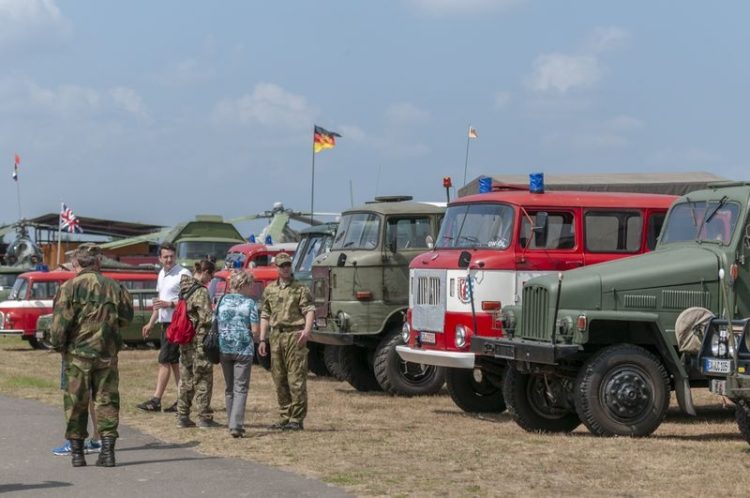 Viel Betrieb zum Miltärfahrzeugtreffen in Cottbus