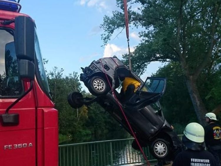 Auto stürzt bei Neuhausen in die Spree. Fahrer stirbt