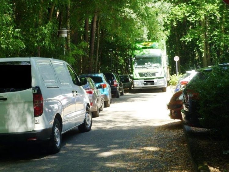 Freibad Kochsagrund hoch im Besucherkurs - Rettungswege zugeparkt