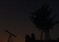 Dunkler Sternenhimmel mit Teleskop als Symbolbild für Lichtverschmutzung