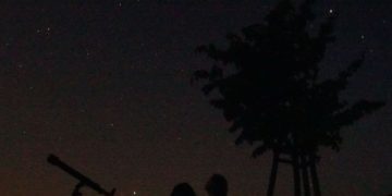 Dunkler Sternenhimmel mit Teleskop als Symbolbild für Lichtverschmutzung