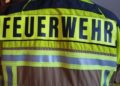 Feuerwehr-Schriftzug auf gelber Einsatzjacke (Symbolbild)
