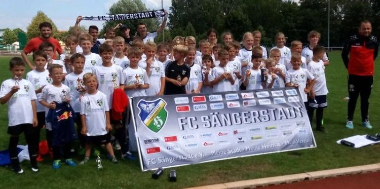 53 Kinder beim Soccer Camp des FC Sängerstadt