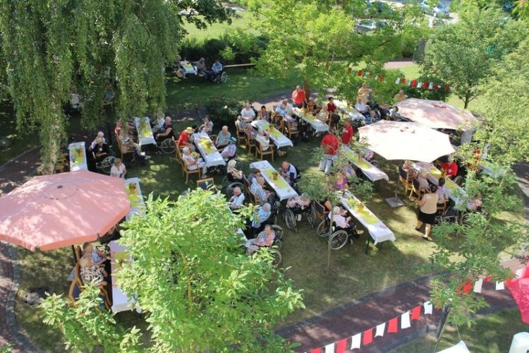 Seniorenheim „Haus Bernhard“ feiert Geburtstag mit einem Sommerfest
