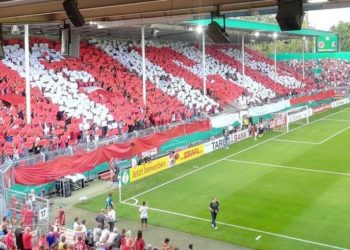 Fanchoreo vor DFB Pokalspiel Energie Cottbus gegen SC Freiburg
