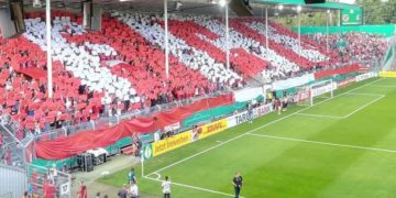 Fanchoreo vor DFB Pokalspiel Energie Cottbus gegen SC Freiburg