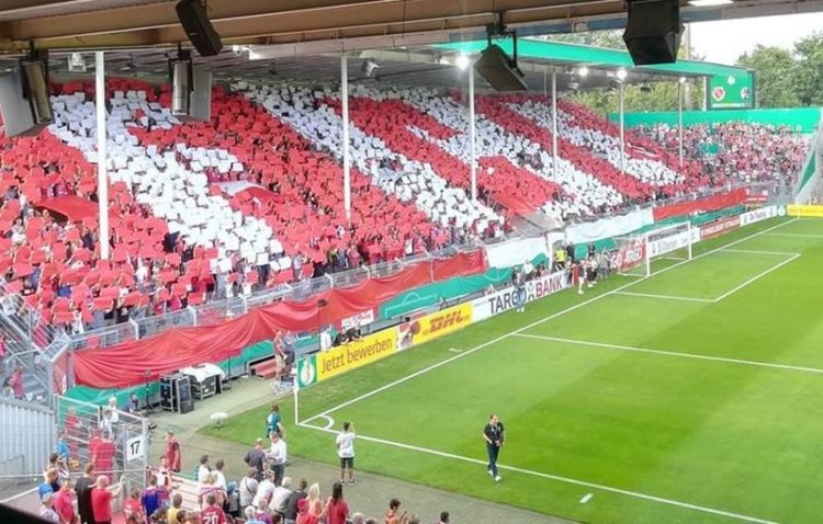 Fanchoreo vor DFB Pokalspiel Energie Cottbus gegen SC Freiburg