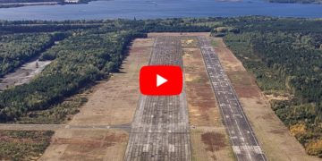 Welzow Flugplatz im Hintergrund Wasserlandesplatz auf Sedlitzer See