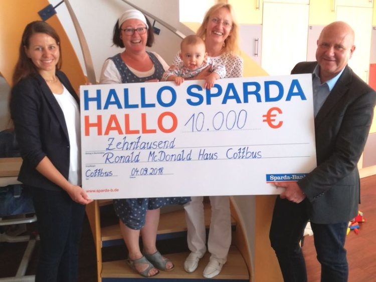 Cottbuser Elternhaus erhält 10.000 Euro Spende der Sparda Bank