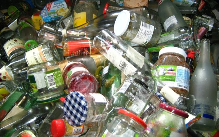 Glasrecyclingtag: Was gehört in den Altglascontainer?