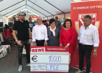 "Aufstiegsprämie". REWE-Märkte spenden 10.000 Euro an Energie Cottbus
