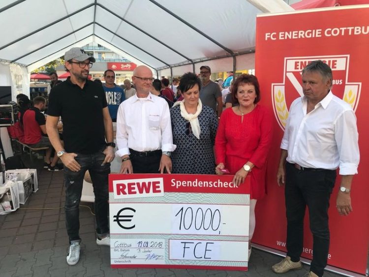 "Aufstiegsprämie". REWE-Märkte spenden 10.000 Euro an Energie Cottbus