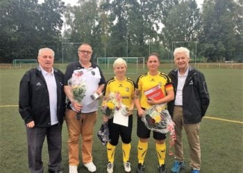 Spielerinnen und Betreuer des FSV Brieske/Senftenberg geehrt