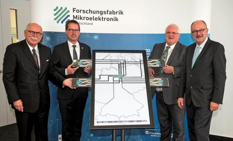 Gemeinsam mit voller Kraft voraus – Beim symbolischen Akt zur Eröffnung der ersten FMD-Integrationslinie;  v.l.n.r.: Prof. Matthias Kleiner, Präsident der Leibniz-Gemeinschaft, Prof. Georg Rosenfeld, Mitglied des Vorstands  der Fraunhofer-Gesellschaft, Dr. Michael Meister, Parl. Staatssekretär bei der Bundesministerin für Bildung und  Forschung und Prof. Hubert Lakner, Vorsitzender des Lenkungskreises der Forschungsfabrik Mikroelektronik  Deutschland. © Fraunhofer Mikroelektronik /Uwe Steinert