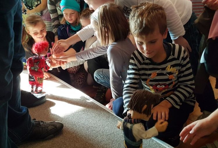 Augsburger Marionetten bringen Prävention in Cottbuser Schule