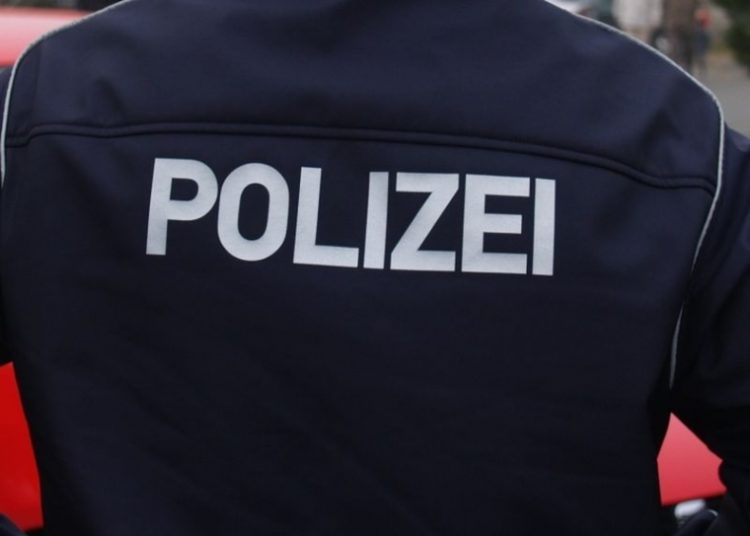 Unbekannte blockieren Straße in Spremberg mit Einkaufswagen