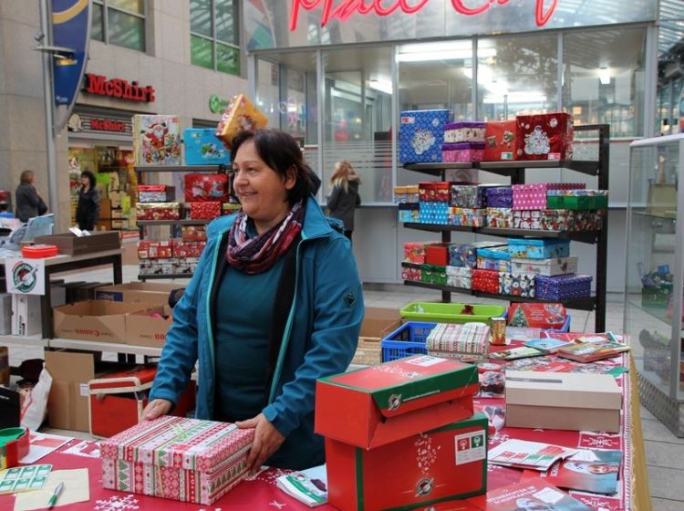 SpreeGalerie Cottbus: Packparty für Weihnachten im Schuhkarton
