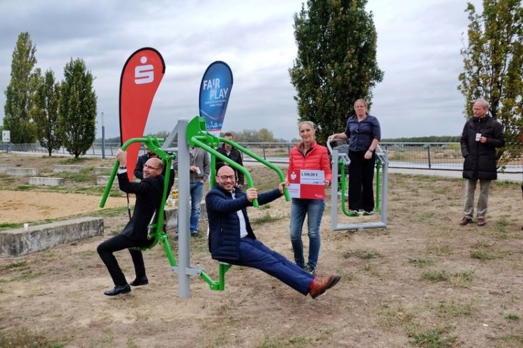 Sparkasse unterstützt Errichtung eines Fitness-Parcours an der Oder