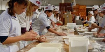 5.000 Brote Hilfsaktion. Konfirmanden aus Doberlug und Finsterwalde backen mit