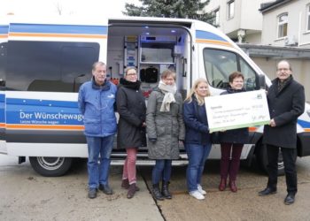 Reinhard Beer (re.), Kaufmännischer Geschäftsführer der LWG, übergab an ASB-Mitarbeiterin Melanie Schwalbe (3.v.r.) einen symbolischen Scheck über 1.600 € für den Brandenburger Wünschewagen